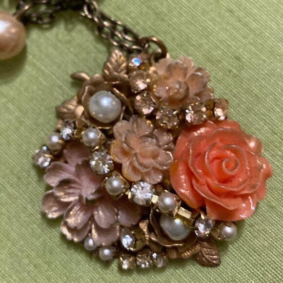 Lenora Dame pendant necklace - Picture 2 of 2